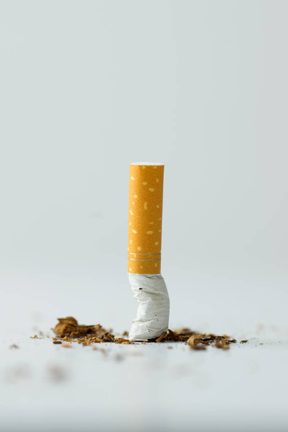 タバコを壊すことによって喫煙コンセプトを終了します。 - 写真・画像