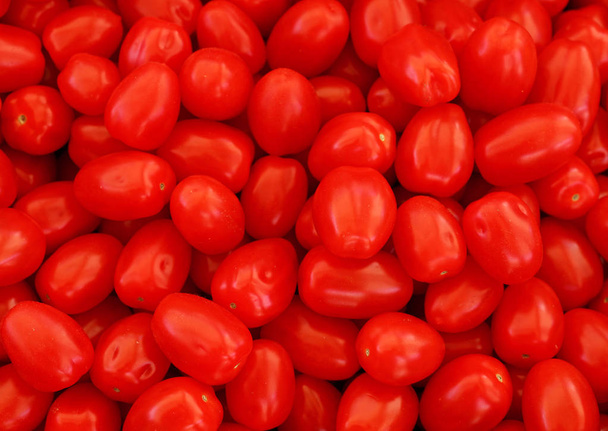 小売り業で新鮮な赤いトマトを閉じる - 写真・画像