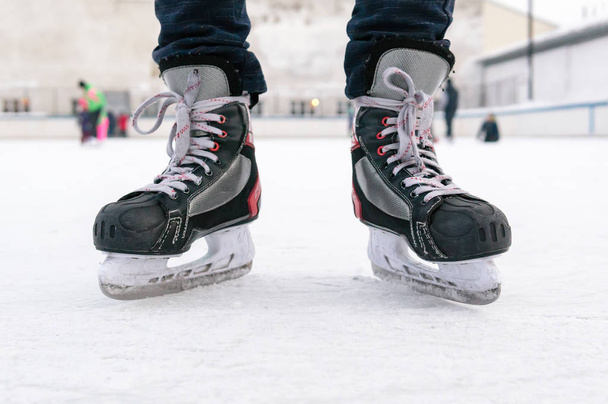 vieux patins de hockey sportif. sur la jambe d'un homme. sur la glace
. - Photo, image