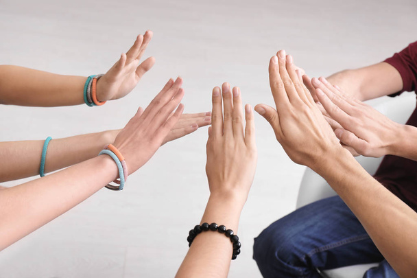 Les gens mettent les mains ensemble comme symbole d'unité
 - Photo, image