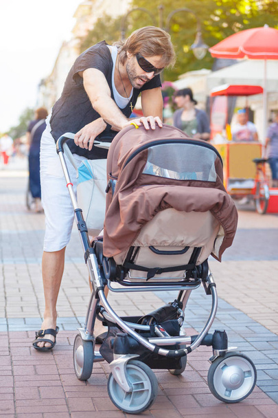 Young Father Stroller - Foto, imagen