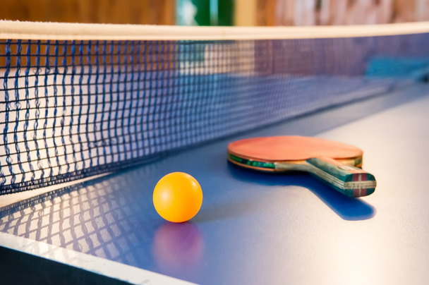 Tênis de mesa - raquete, bola, mesa
 - Foto, Imagem