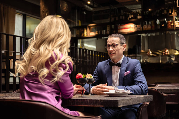 Erwachsenes Paar trinkt Cocktails im Luxusrestaurant - Foto, Bild