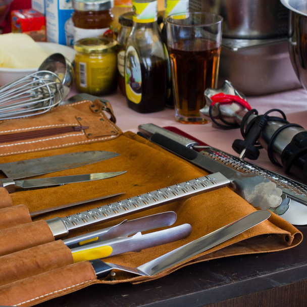 Un conjunto de cuchillos y espátula cocinero profesional. Contra
 - Foto, imagen