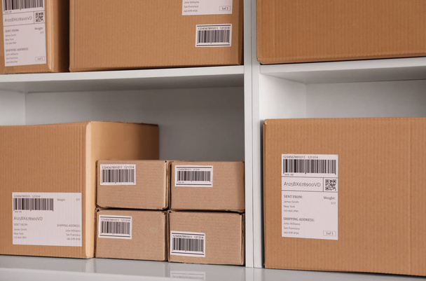 Shelving with parcels ready for shipment to customers in home office. Startup business - Foto, Imagem