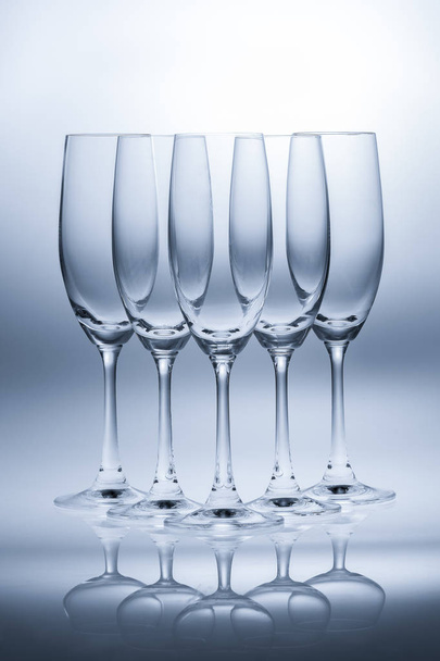 bicchieri di vite vuoti su sfondo bianco
 - Foto, immagini