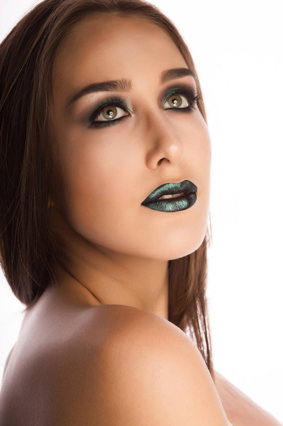 hübsches junges Model mit perfekter Haut und kreativem Metallic-Grün - Foto, Bild