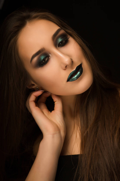 Luxurious young model with perfect skin and creative metallic gr - Fotoğraf, Görsel