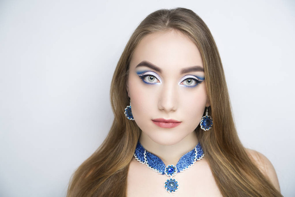woman blue white make up necklace - 写真・画像
