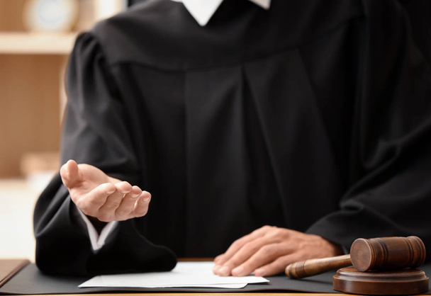 Αρσενικό δικαστής απαιτητική μίζα, κοντινό πλάνο - Φωτογραφία, εικόνα