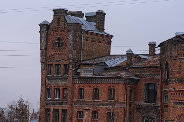 Old abandoned apartment house of red brick in the downtown of Kyiv, Ukraine  - Фото, зображення