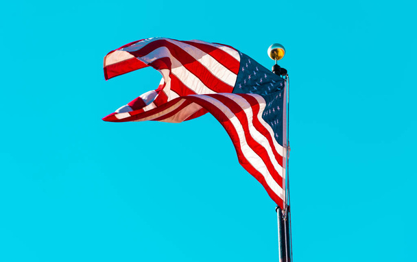 Amerykańska flaga machająca na błękitnym niebie - Zdjęcie, obraz