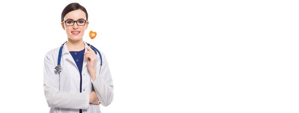 ハート形ロリポップを保持している若い女性医師  - 写真・画像