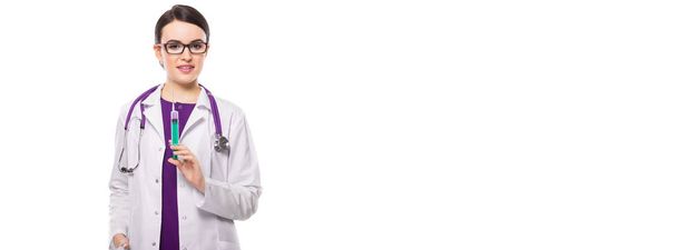 junge Ärztin hält Spritze isoliert auf weißem Hintergrund  - Foto, Bild