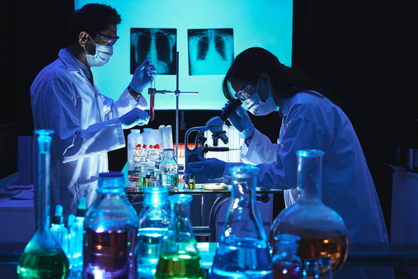 Исследователи, работающие над новой медициной в лаборатории
 - Фото, изображение