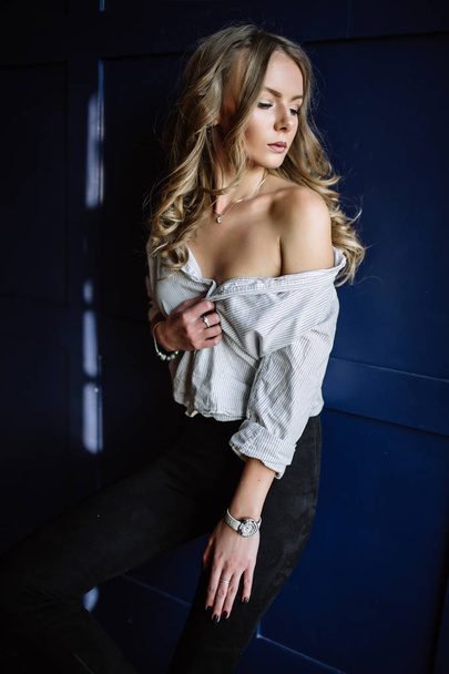 Young beautiful woman model in a white shirt, black jeans, confi - Foto, imagen