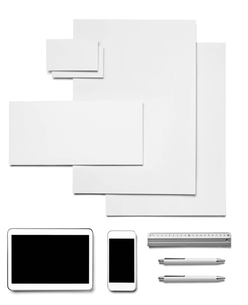 Sammlung verschiedener weißer Geschäftsdrucke, Stifte, Bleistifte, Telefon- und Tablet-Vorlagen auf weißem Hintergrund. Jeder wird einzeln erschossen - Foto, Bild