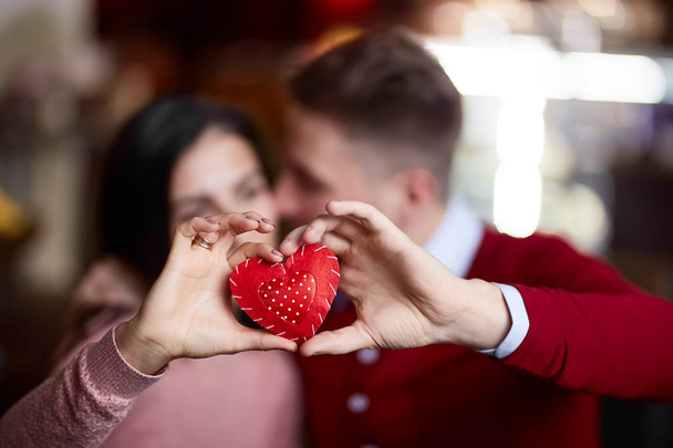 Nádherný pár Oslavte Valentýna v caf, hrát si s hračkou srdce, sdílení dary a užívali si jeden druhého. - Fotografie, Obrázek