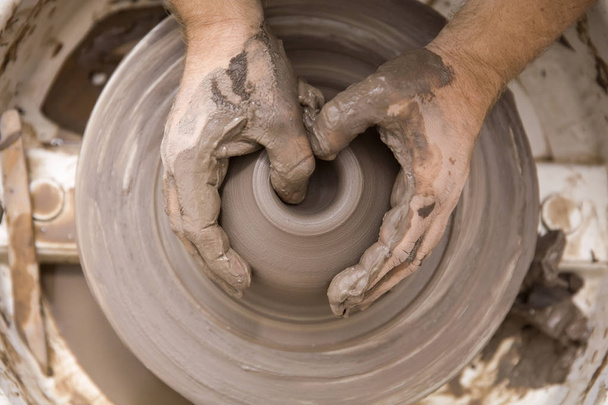 Vista de detalle de cerca en un artista hace cerámica de arcilla en una rueda giratoria
 - Foto, Imagen
