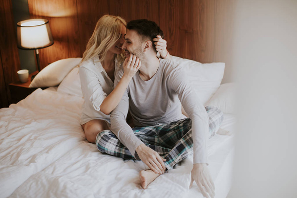 Αγάπη ζευγάρι στο κρεβάτι στην κρεβατοκάμαρα - Φωτογραφία, εικόνα