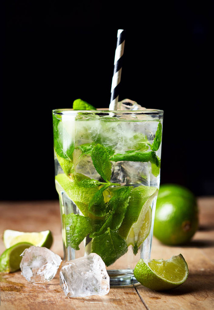 Glass of Mojito cocktail - Foto, afbeelding