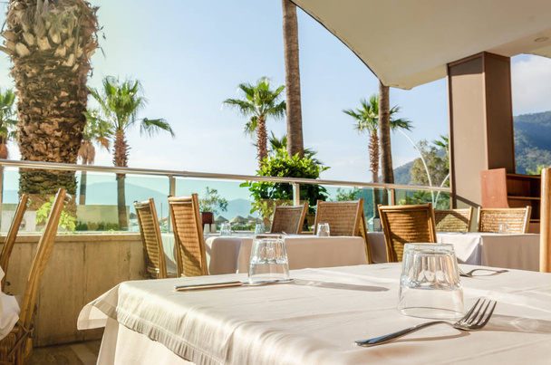 Завтрак в ресторане на пляже Palm Resort роскошный обед призвание
   - Фото, изображение