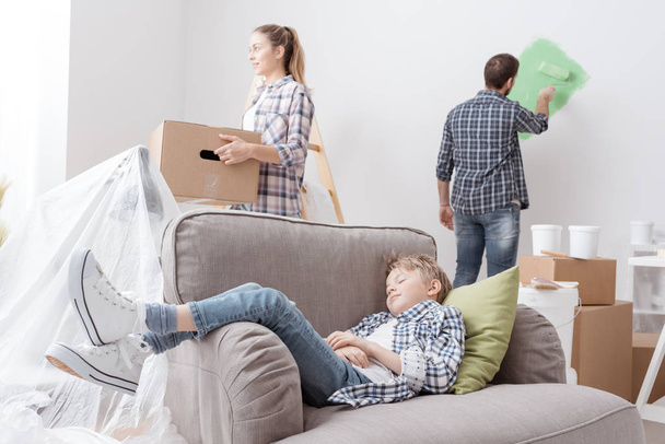 Young family moving into new house - Foto, afbeelding
