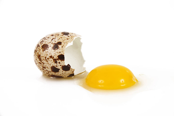 uovo di quaglia isolato su sfondo bianco
 - Foto, immagini