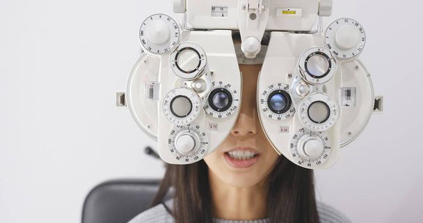 žena dělá oční test  - Fotografie, Obrázek
