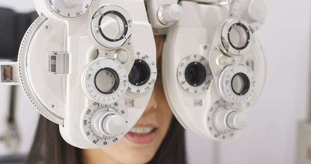 Jeune femme faisant un test oculaire
  - Photo, image