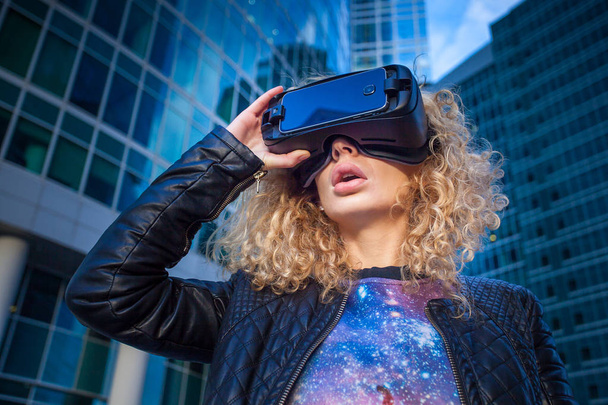 Girl struck by what she saw in virtual reality glasses - Фото, зображення