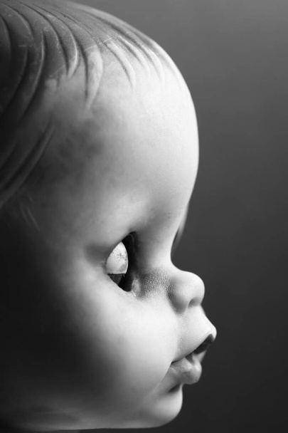 Czarno-biały profil lalki z zamkniętymi oczami - Zdjęcie, obraz