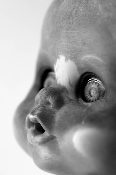 Portré egy piszkos baba arca fekete-fehér - Fotó, kép