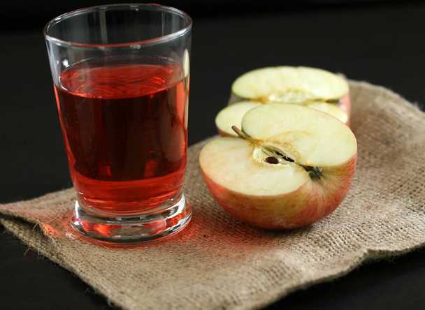 Manzanas frescas cortadas y zumo
 - Foto, imagen