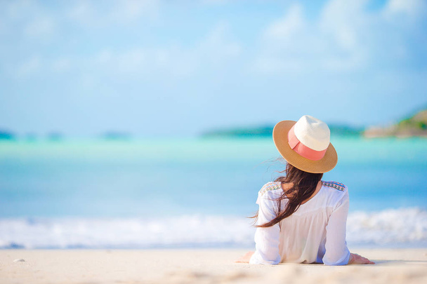 Jovem mulher desfrutando do sol banhos de sol pelo perfeito oceano azul-turquesa
. - Foto, Imagem