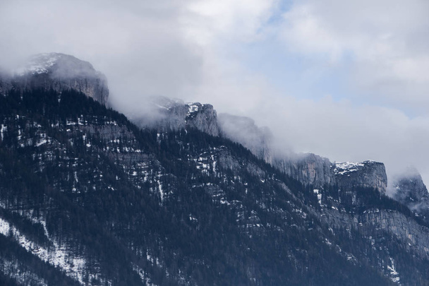 Mgła wznosząca się na szczyt gór w Tyrolu - Zdjęcie, obraz