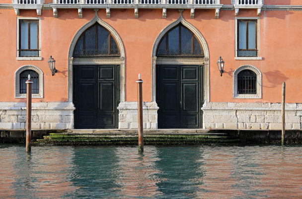 Antiguo Palacio en Canal Grand en Venecia durante la marea baja
 - Foto, Imagen