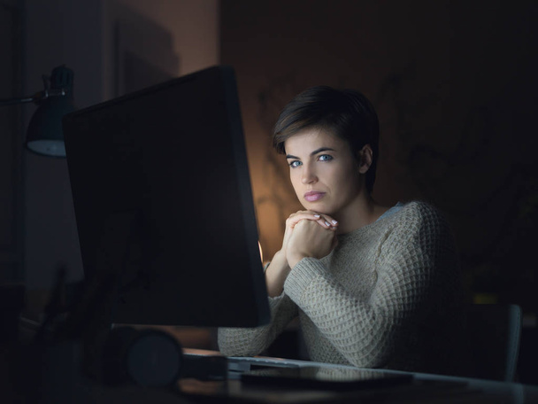 Woman connecting with computer - Foto, immagini