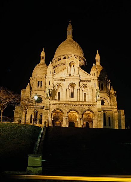 Basílica do Sagrado Coração em Paris à noite
 - Foto, Imagem