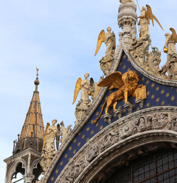 Szent Márk-bazilika a velencei-arany szárnyas oroszlán - Fotó, kép