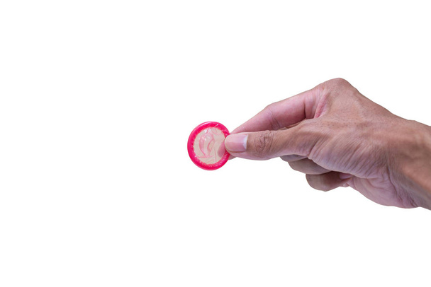 Ізольована рука тримає презерватив на білому тлі
 - Фото, зображення