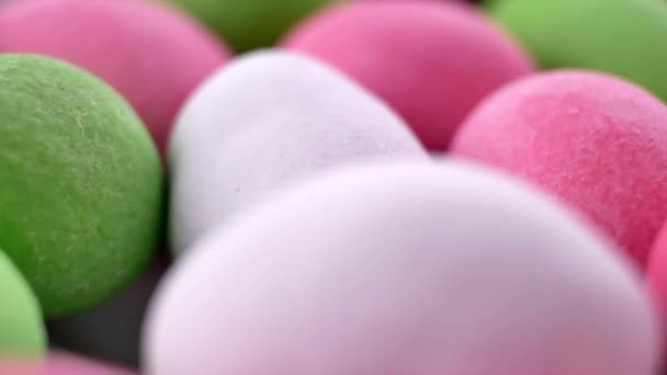 Kolorowe kulki czekoladowe cukierki - Materiał filmowy, wideo