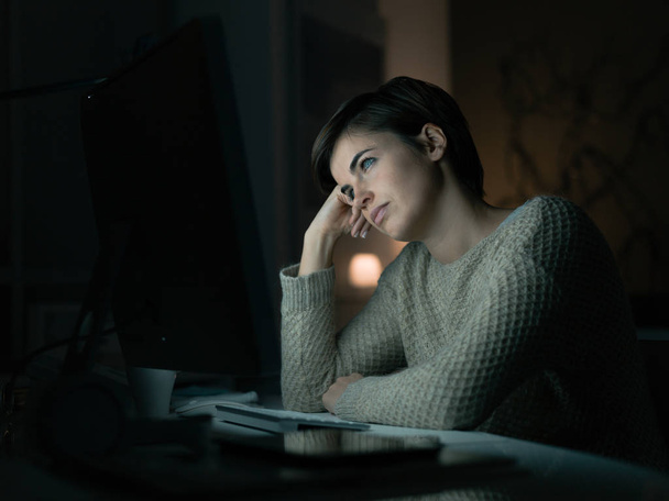 young woman working with computer  - Zdjęcie, obraz