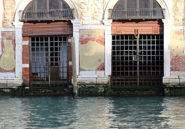 Δύο παλιές πύλες της στη Βενετία κατά την άμπωτη - Φωτογραφία, εικόνα