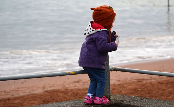 Kind schaut aufs Meer - Foto, Bild