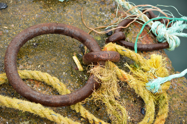 Cordas coloridas com anel de ferro lateral do porto
 - Foto, Imagem