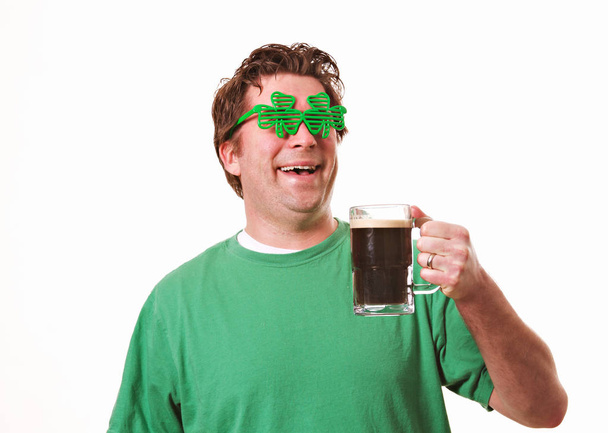 Man drinking a beer on St. Patrick's Day.  - Fotoğraf, Görsel