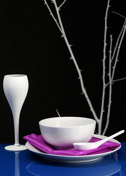 Una mesa de comedor moderna en azul y púrpura - Foto, Imagen