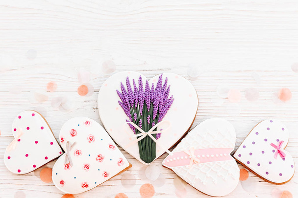 Hyvää äitienpäivää onnittelukortti. Eväste sydämet laventeli kukkia valkoinen maalaismainen puinen tausta konfetti tasainen lay. tilaa tekstille. onnellista ystävänpäivää tai naisten
 - Valokuva, kuva
