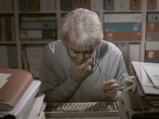 Office worker using a keyboard - Valokuva, kuva